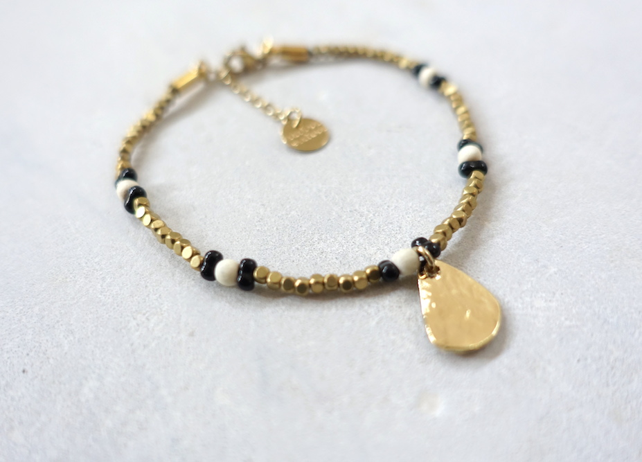 Bracelet MACHO naturel Maison Clairon Bracelet en petites perles de laiton doré, verre noir et bois teinté avec pendentif doré à l’or fin, 1 micron 24 carats. Bracelet MACHO naturel Maison Clairon – Image 2