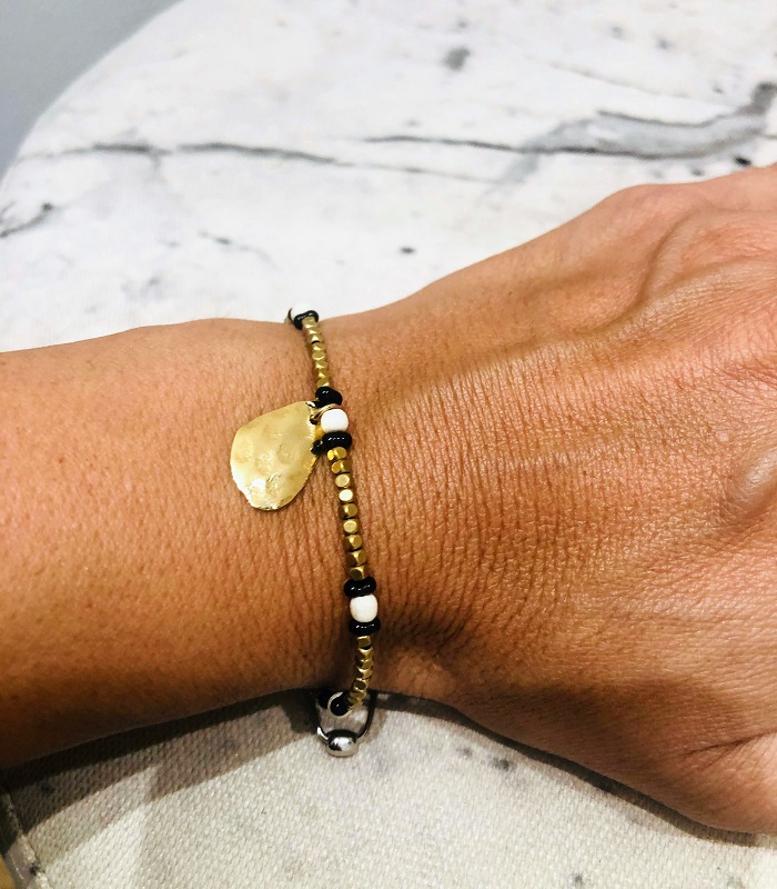 Bracelet MACHO naturel Maison Clairon Bracelet en petites perles de laiton doré, verre noir et bois teinté avec pendentif doré à l’or fin, 1 micron 24 carats. Bracelet MACHO naturel Maison Clairon – Image 3